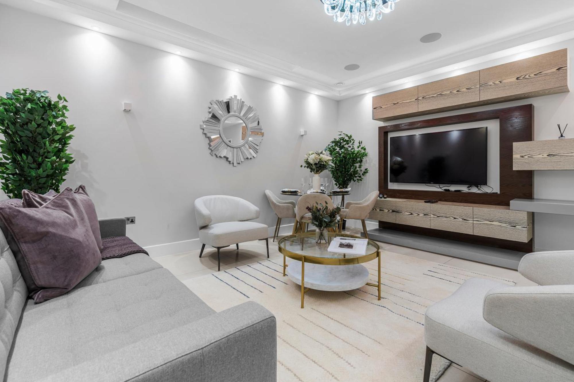 Apartment Stylish 2 Bed Split Level Flat *