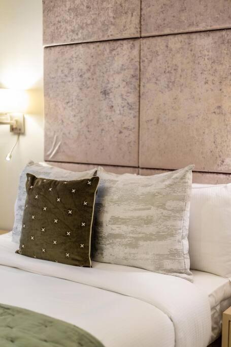 Stylish 2 Bed Split Level Flat Appartamento Londra