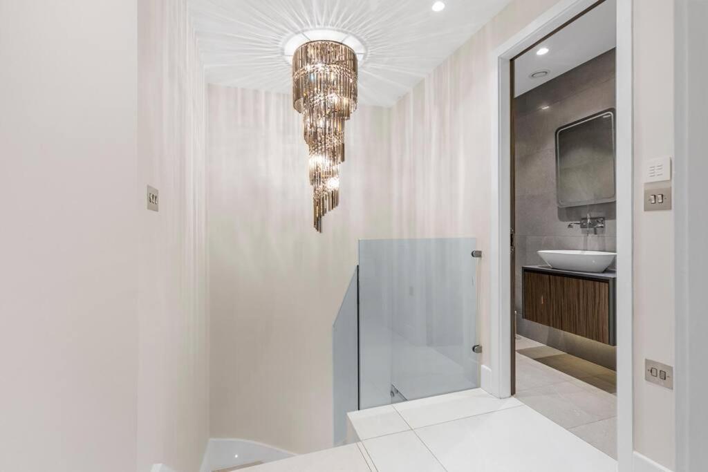 Stylish 2 Bed Split Level Flat * London