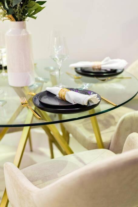 Stylish 2 Bed Split Level Flat Appartamento Londra