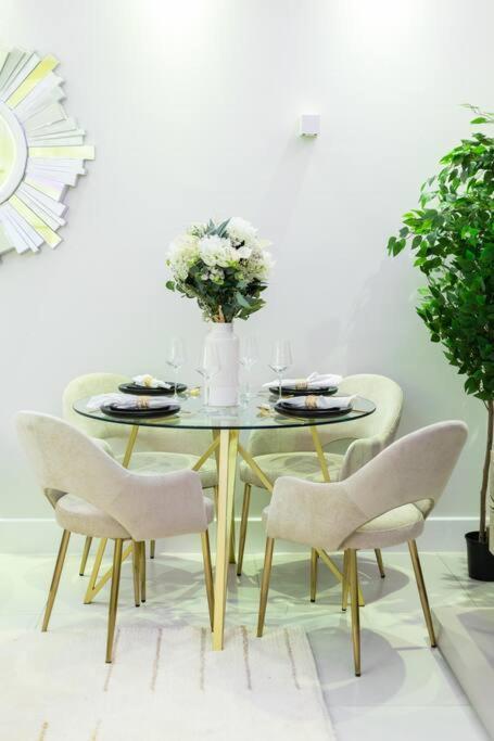 Stylish 2 Bed Split Level Flat *