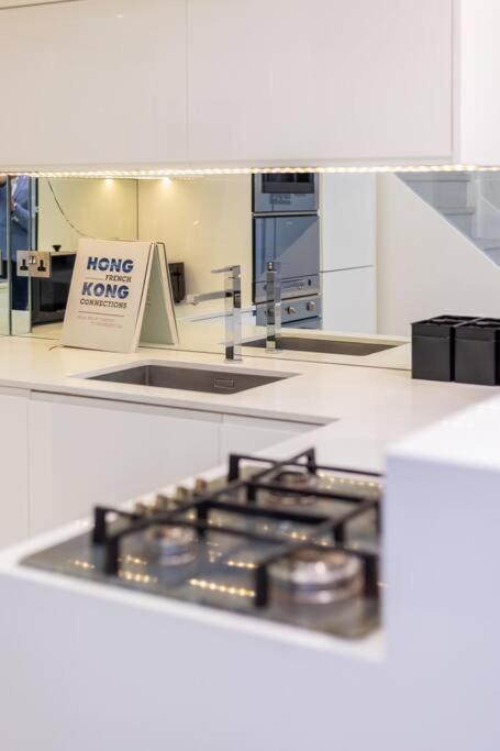 Stylish 2 Bed Split Level Flat Appartamento Londra
