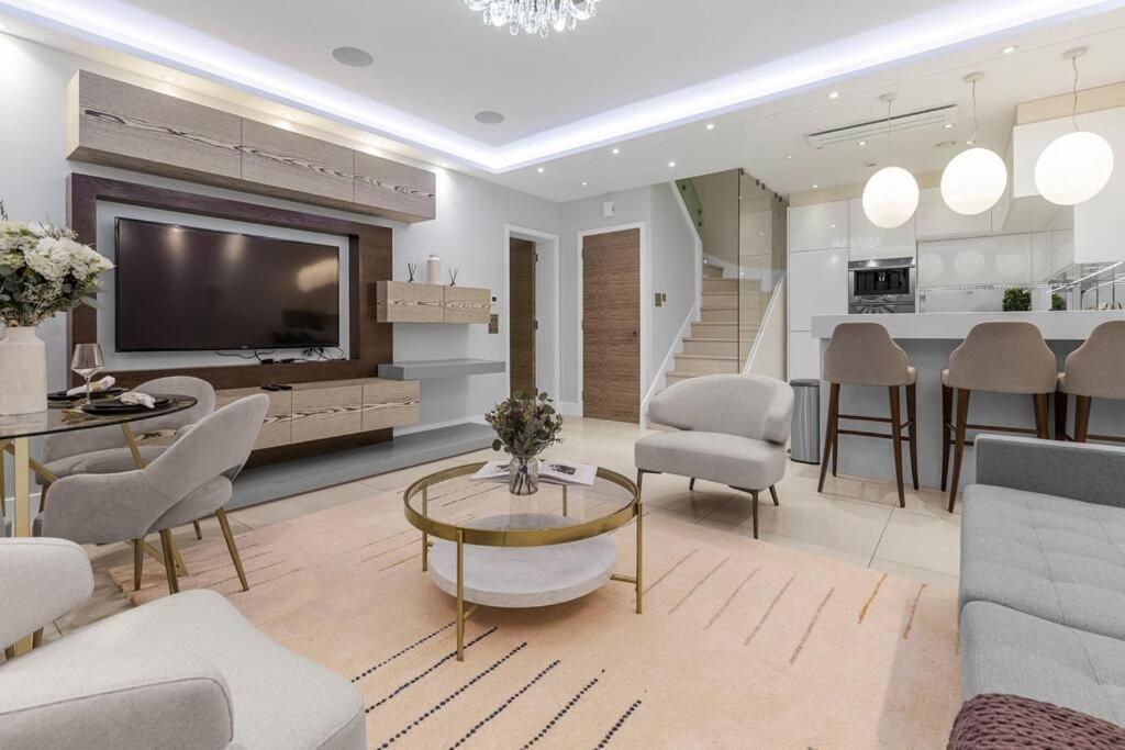 Stylish 2 Bed Split Level Flat Londra