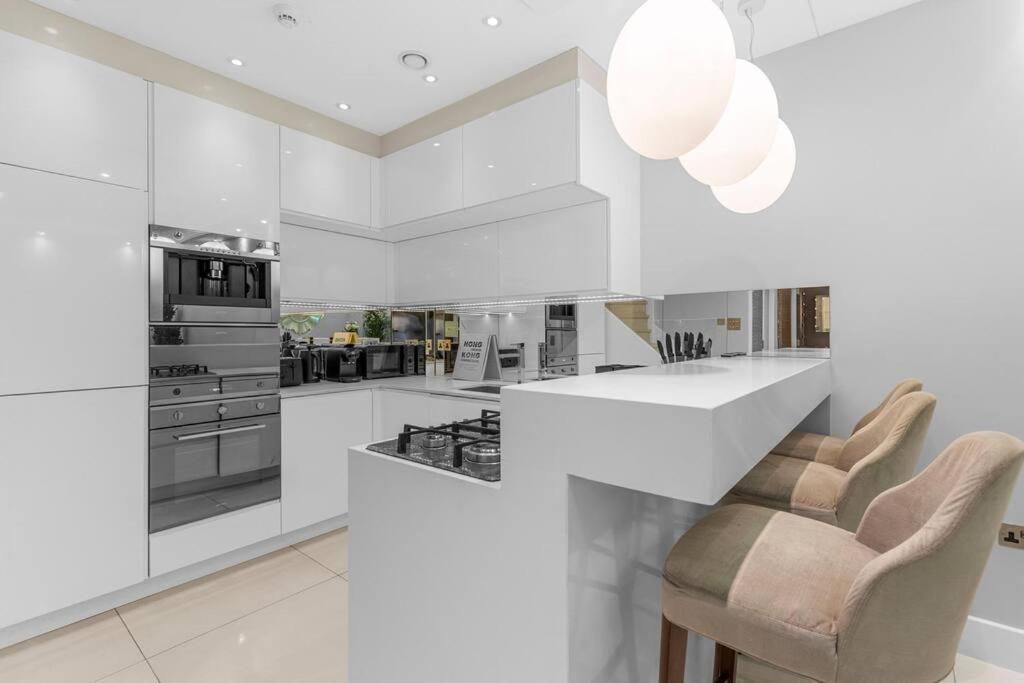 Stylish 2 Bed Split Level Flat * Londra