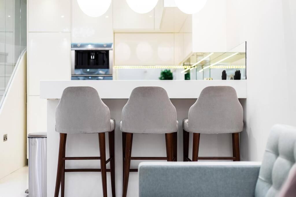 Stylish 2 Bed Split Level Flat Appartamento