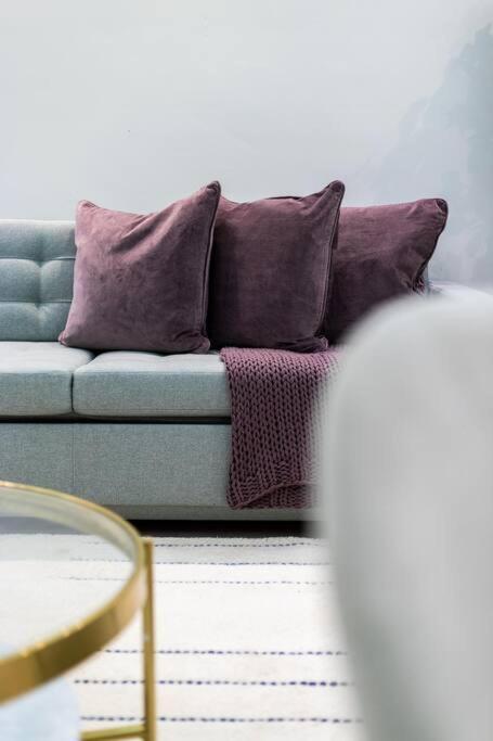 Stylish 2 Bed Split Level Flat * Londra
