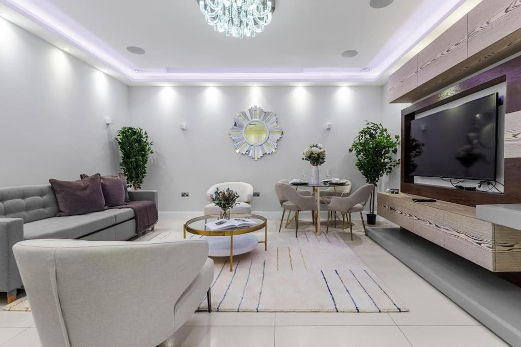 Stylish 2 Bed Split Level Flat *