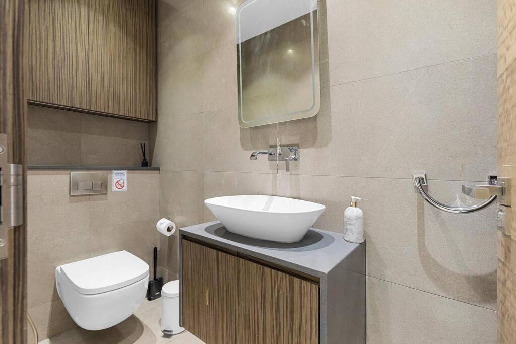 Stylish 2 Bed Split Level Flat Appartamento *