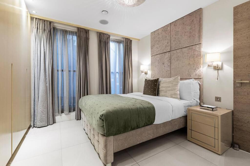 Stylish 2 Bed Split Level Flat Apartment *