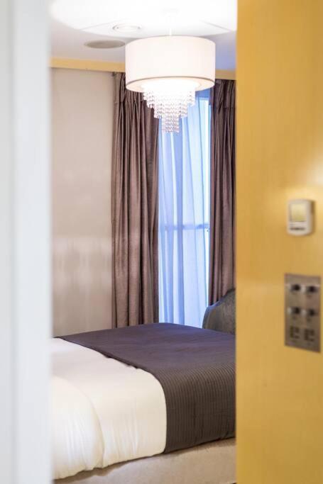 Stylish 2 Bed Split Level Flat *