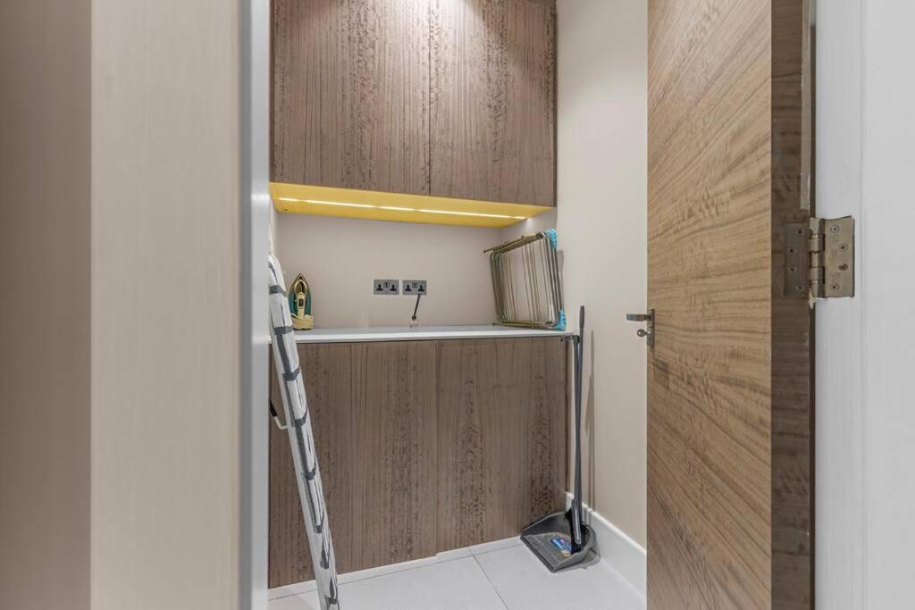 Apartment Stylish 2 Bed Split Level Flat *